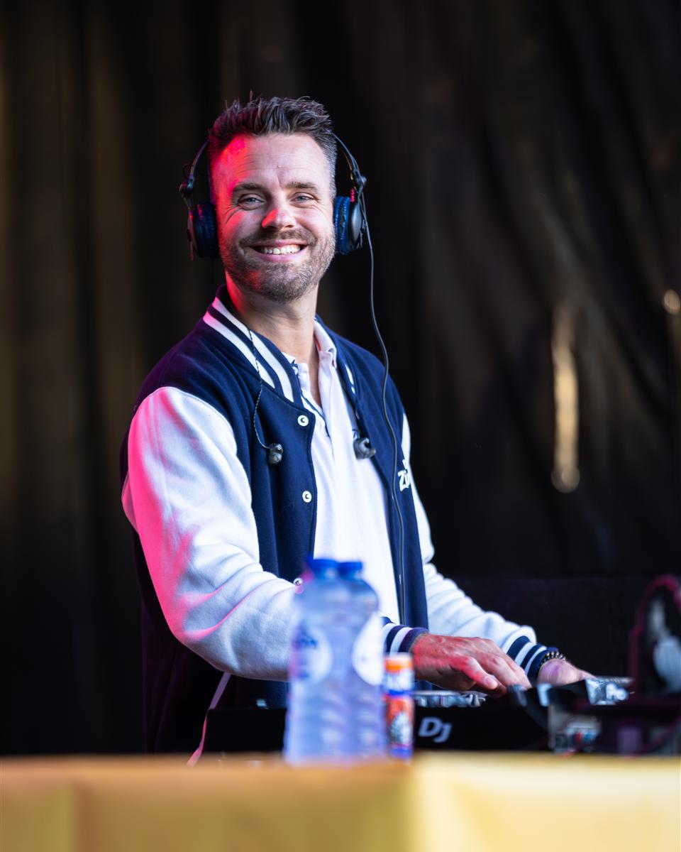 De Zingende DJ tijdens een optreden