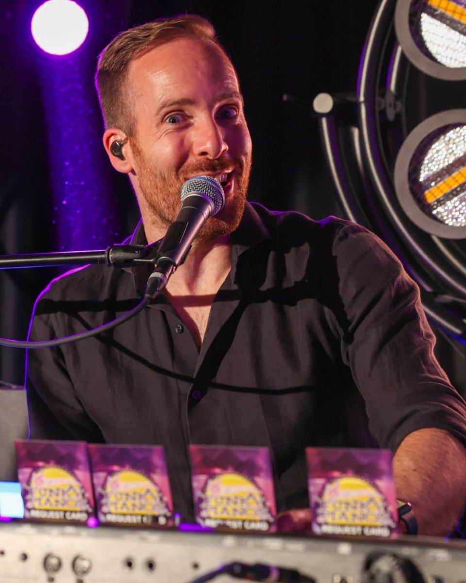 Funky Pianos tijdens een optreden
