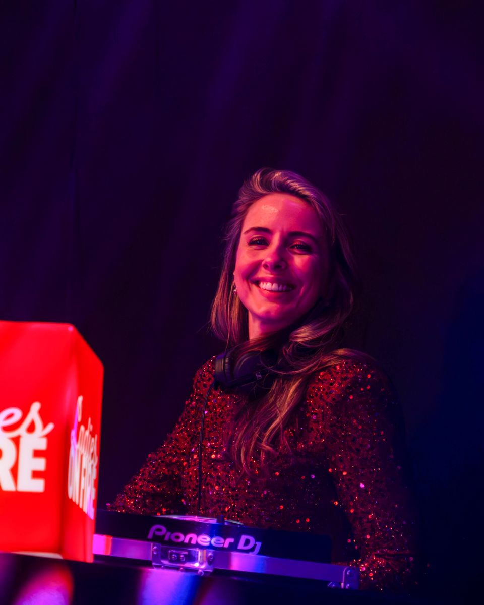 De DJ en saxofoniste van Ladies on Fire