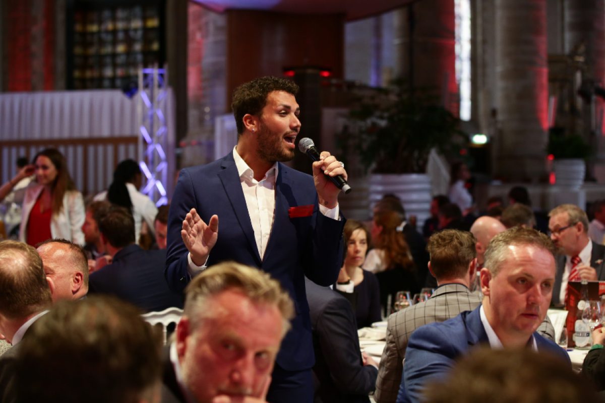 Zangeressen van de Timeless Dinnershow tussen de gasten