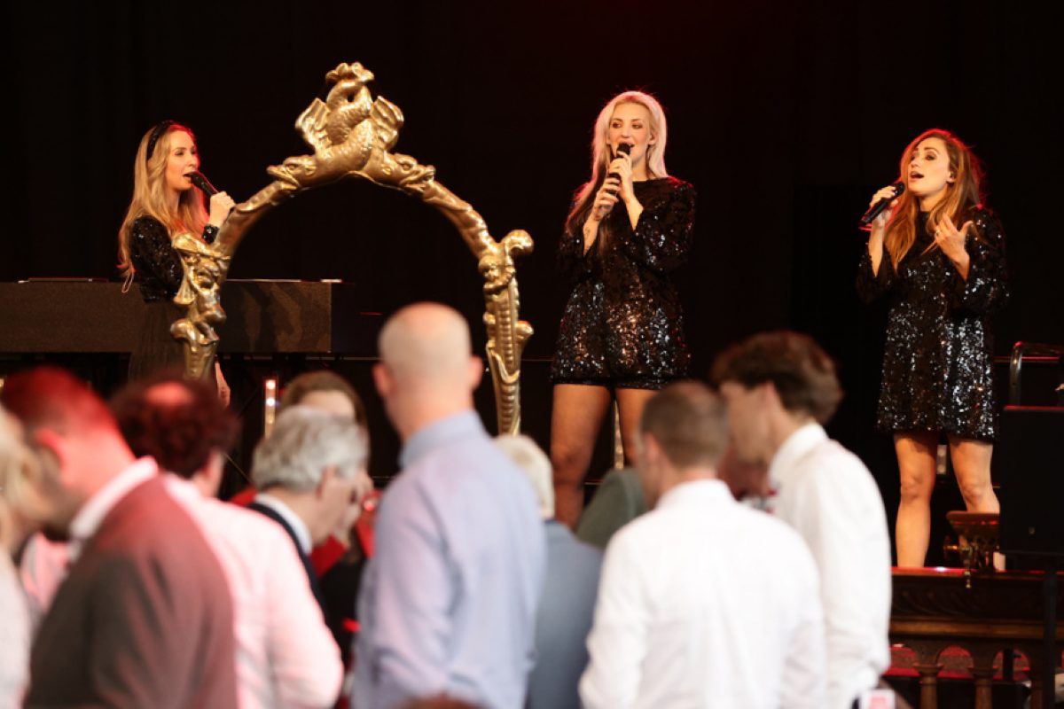 Zangeressen van de Timeless Dinnershow tijdens een diner