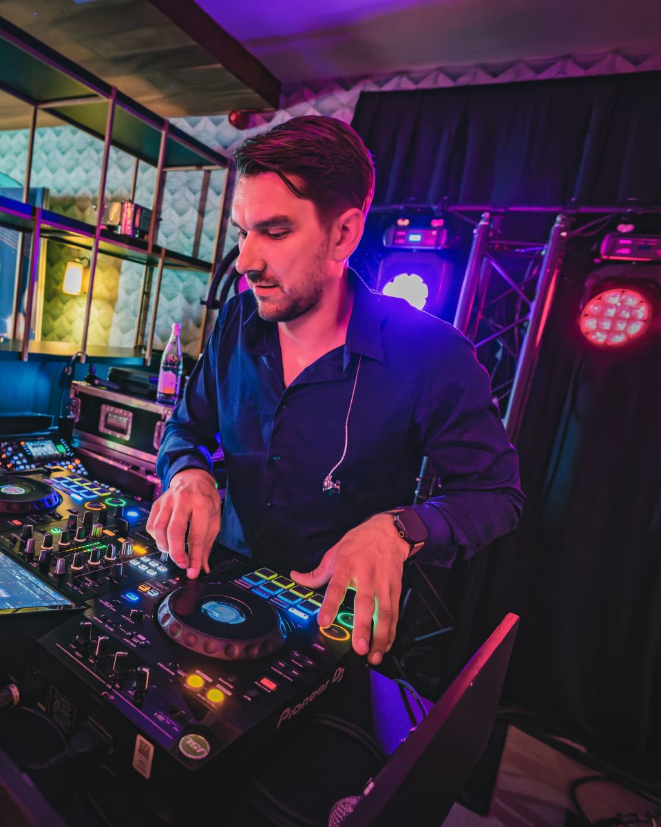 De LED DJ-booth van de Timeless DJ Show