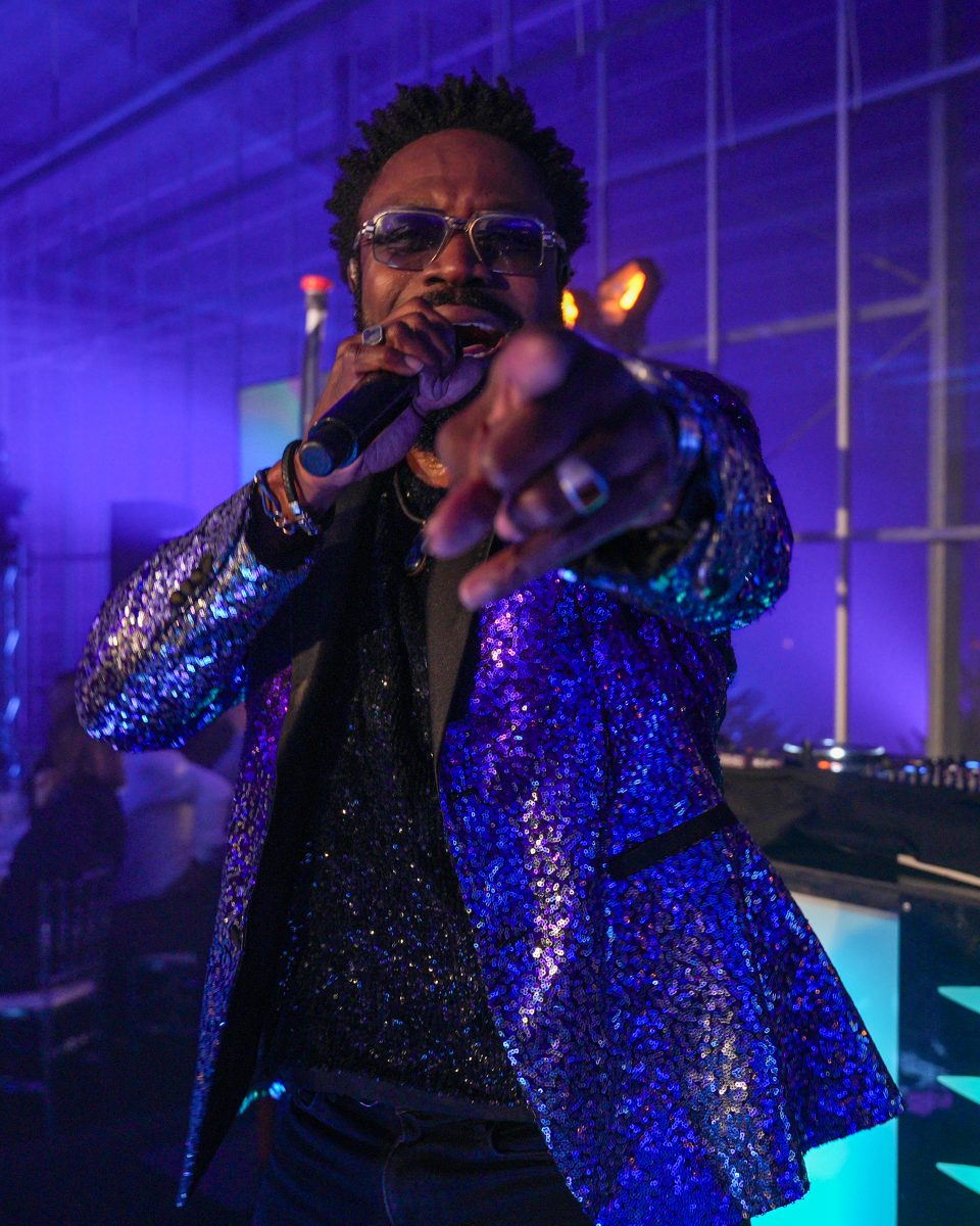 Zanger Emanuel in een glitterjasje