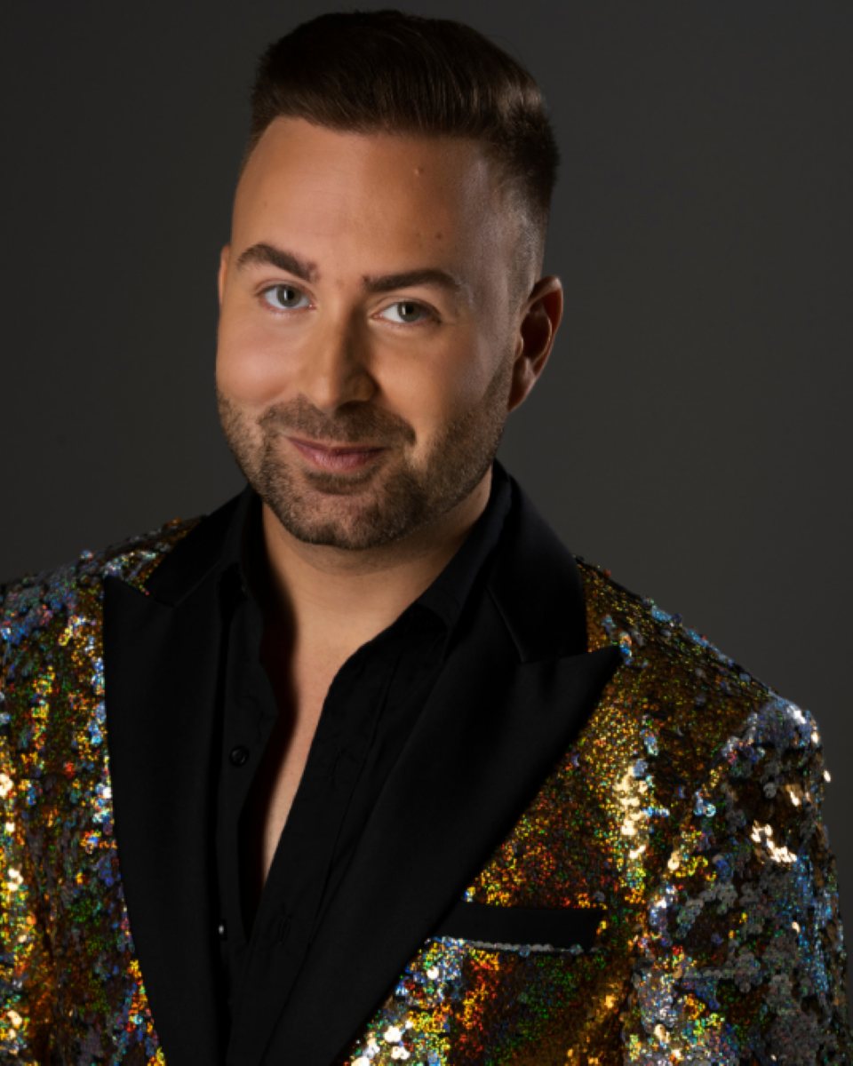 Zanger Menzo in een glitterjasje