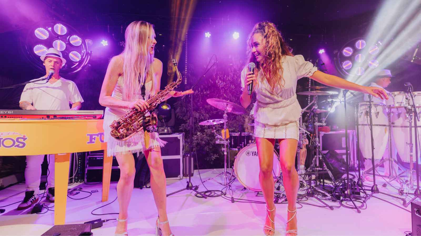Live band met zangeres, saxofonist, toetsenist en percussionist op het podium