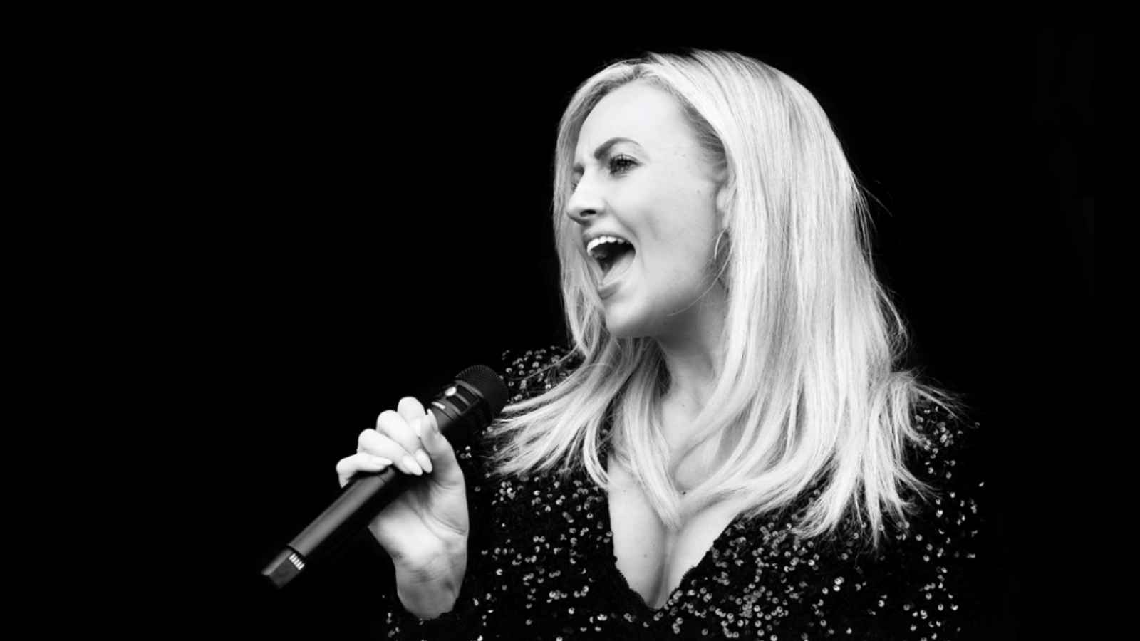 Een zangeres zingt in de microfoon