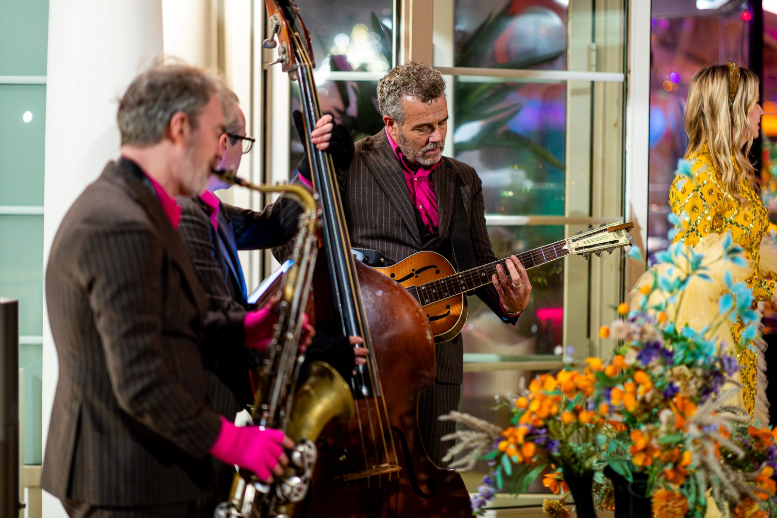 Een jazztrio met saxofoon, contrabas en gitaar speelt bij de ontvangst