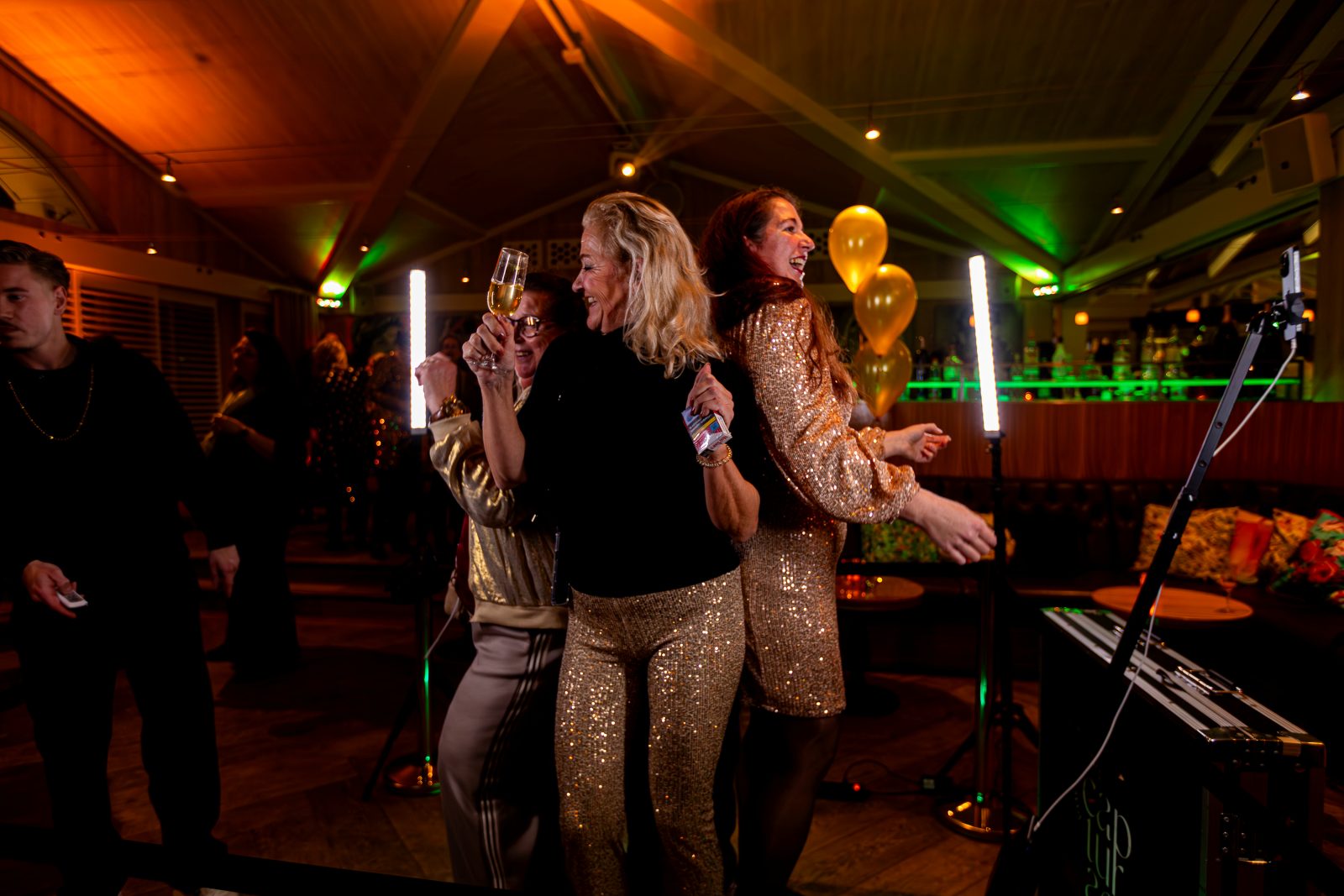 Gasten dansen en lachen samen in de beachclub
