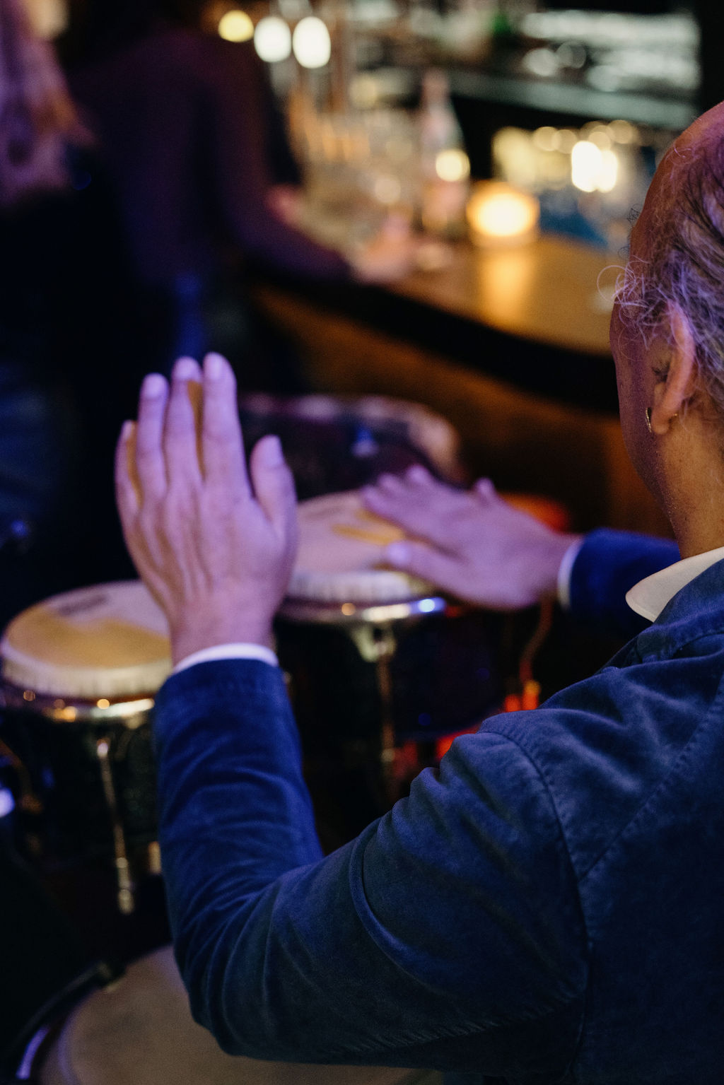 De handen van de percussionist op de conga's