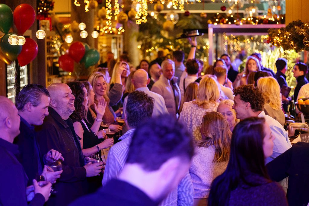 Een volle zaal gasten danst en feest tijdens de kerstbrunch